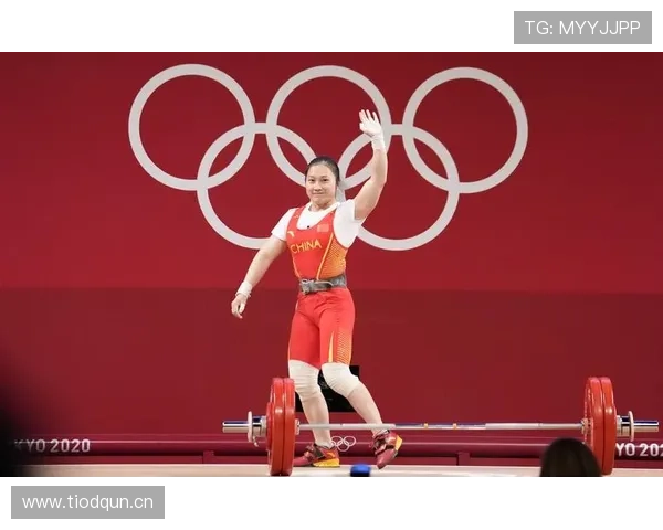 廖秋云训练完顺手拎走两袋蛋白粉，这姐的冰箱怕不是开健身房的