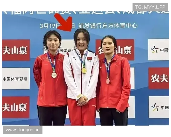 掌敏洁跳水池边啃鸡腿，教练在后面追着喊别吃！