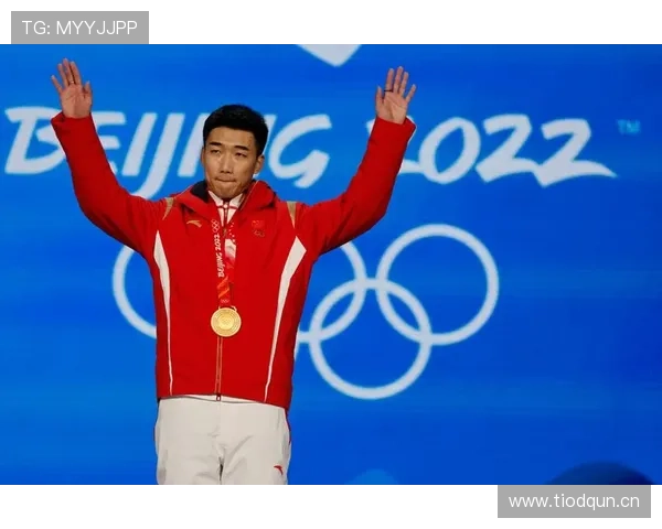 高亭宇训练完直接拎两袋冰去敷腿，这哪是运动员，简直是自虐狂