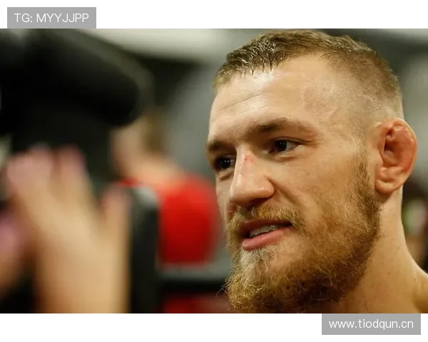 康纳·麦格雷戈在家喝蛋白粉都用香槟杯