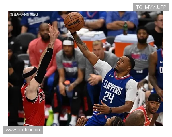 德隆·威廉姆斯突破组织结合，助力球队关键时刻提升进攻效率